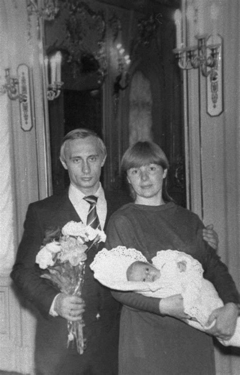 Frau putins gesicht sei von auftritt zu auftritt unglücklicher, ihr kummerspeck dicker geworden. Bild zu: Die Familie des Präsidenten: Putins ...