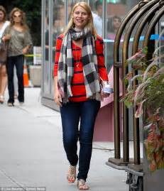 Pregnant Claire Danes Tucks Into Frozen Yogurt In New York City Daily Mail Online