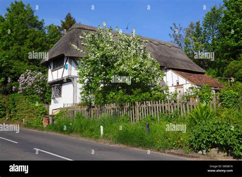 Thatched Cottage Pluckley Kent England Uk Gb Stock Photo Alamy