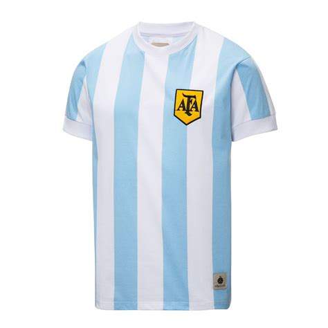 Histórica e com vocação vencedora, a camisa da seleção argentina de futebol é uma das mais a primeira vestimenta argentina, datada de 1901, foi composta por camisas e calções brancos e. Camisa Argentina Retrô 1986 Maradona