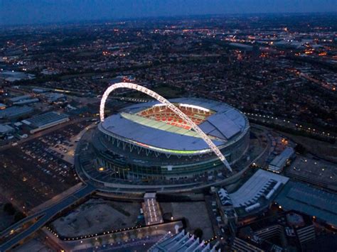 Der ursprüngliche anlass zum bau des wembley stadions war die kolonialausstellung, die british ganz interessant ist der bogen, der 133 m hoch ist. Das teuerste Stadion der Welt - Wembley - richtigteuer.de