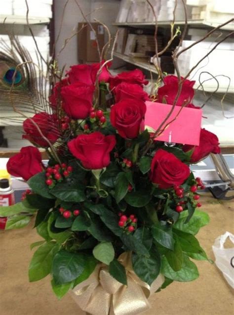 Lovely Rose Arrangement Ideas For Valentines Day 41 Pimphomee