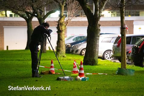 De twee betrokkenen zijn gewond naar een ziekenhuis overgebracht. Steekpartij Gombertstraat Zwolle - Foto's - Stefan Verkerk Fotografie & Webdesign