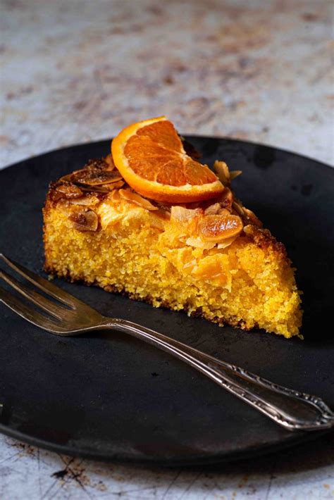 Pour into the prepared tin and bake for 40 to 50 minutes, or until golden and cooked through. Polenta Orangen Kuchen - La Crema