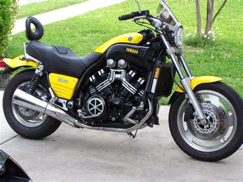 It is a docile beast at low revs and when you just want a relaxing. YAMAHA VMAX 1200 - Image #6