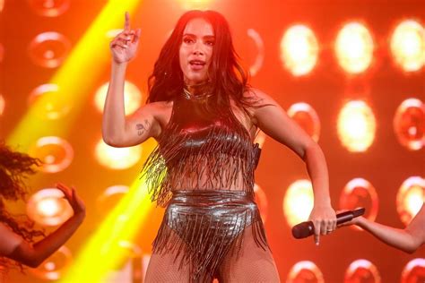 Anitta Coloca A Multidão Para Rebolar Em Grande Baile Funk Após Virada