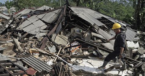 Five Dead In Indonesia After Multiple Earthquakes Rock Lombok Island Days After Quakes In Region