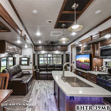 Take A Quick Tour Of The 2018 Bighorn Traveler 39mb This Mid Bunk