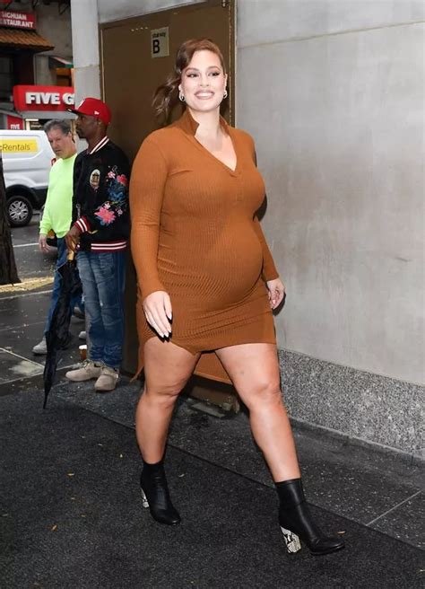 Pregnant Ashley Graham Beams As She Puts Baby Bump On Display In Skintight Dress Irish Mirror