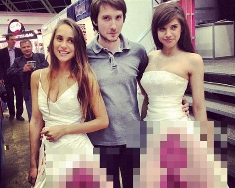 B ロシアの美女2人が着てるドレスが ”卑猥すぎる” と話題に ポッカキット