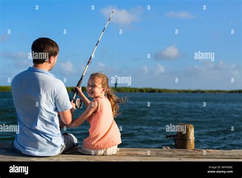 El Padre Y La Hija De La Familia Juntos De Pesca Embarcadero De Madera