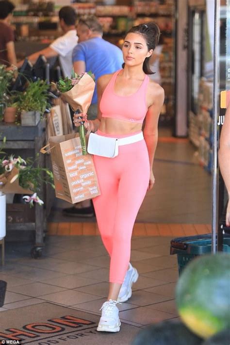 Olivia Culpo Flaunts Her Stunning Midsection In Bra Top And Leggings As