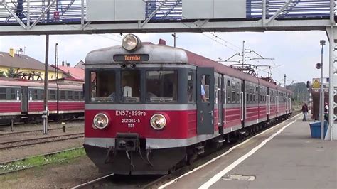 Ułożono już ścianki peronowe, oraz trwa montaż wiaty. (28.08.13) EN57 jako pociągi Regio na stacji Rzeszów ...