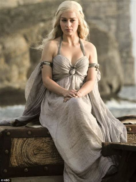 Game Of Thrones Emilia Clarke Doesnt Look Very Imposing Between Takes