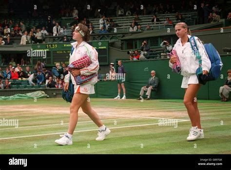 Wimbledon Martina Hingis Und Kournikova Stockfotografie Alamy