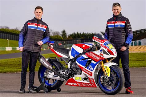 bsb buildbase suzuki reveal their 2022 bennetts british superbike line up with danny kent and