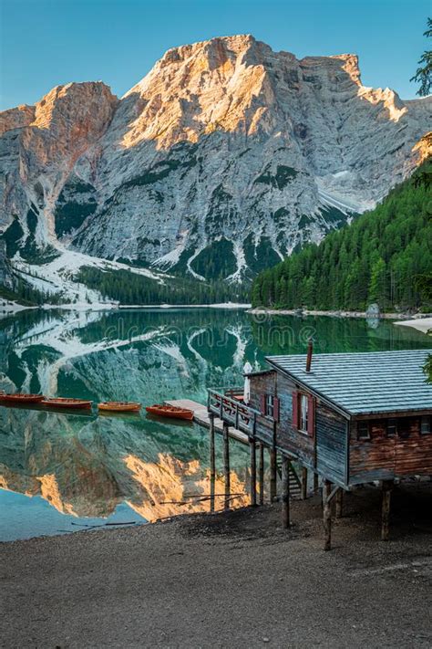 Sunrise In Lago Di Braies En Oude Hut Dolomites Europa Stock