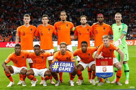 Blad met 14 handtekeningen spelers nederlands elftal 1957 met coa. Vermoedelijke opstelling voor België - Nederland · Mee met Oranje