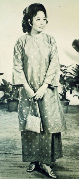 Di bahagian leher pula, dibuat bentuk potongan bujur sireh. Wanita Kedah - Baju Kurung - Wikipedia | Baju kurung ...