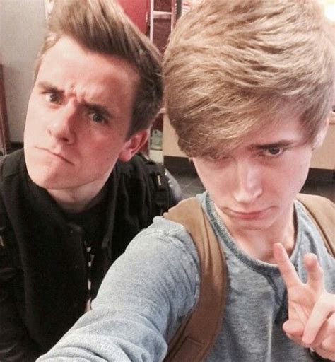 Oh My God It S Connor And Luke Luke Is A Mini Connor Franta Love Them Both So Much Mikey