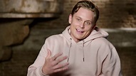 Aladdin - Itw Billy Magnussen (official video) - YouTube