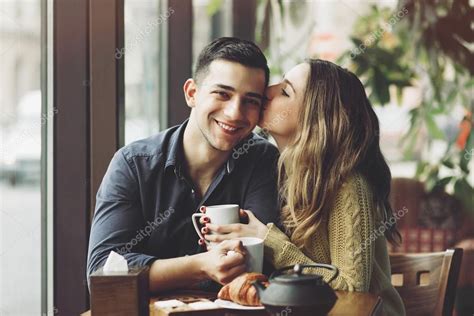 Descargar Pareja De Enamorados Tomando Café En La Cafetería — Imagen
