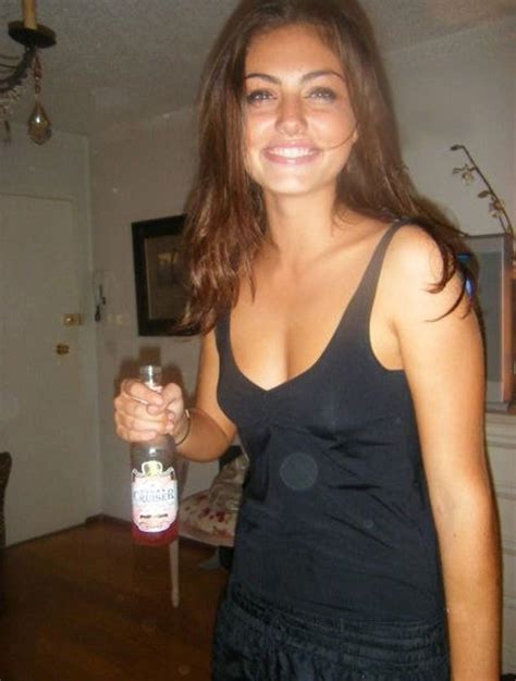 Phoebe Tonkin S Throwback Photos Show Her Partying With Alcohol And Cigarettes Daily Mail Online