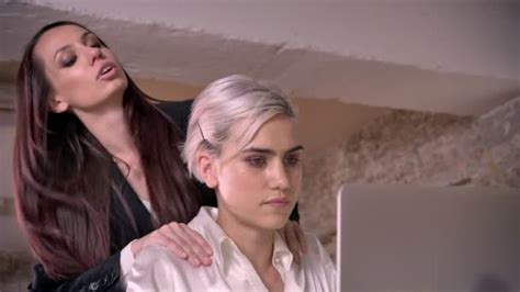 Vidéo de Deux jeunes lesbiennes charmantes travaillant au bureau femme