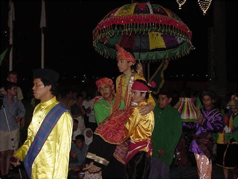 Pengaruh india, cina, dan islam dalam adat perkahwinan kaum melayu. Kelab Pelancongan SMK Pekan II Kota Belud Sabah: Adat ...