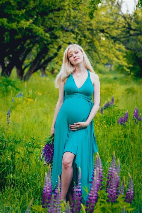Beautiful Pregnant Woman With Flowers In The Park Paid Paid Affiliate Pregnant Park