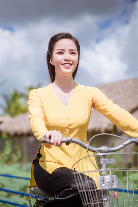 Hoa khôi Vũ Thanh Tú mộc mạc với áo bà ba nơi thôn dã | Báo Dân trí
