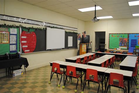 In a typical class, you might have five rows of six students. Desk arrangement | Desk arrangements, Classroom seating ...