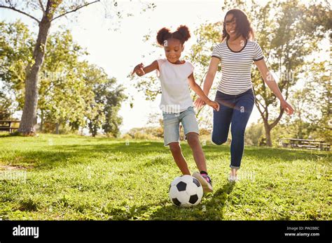 Madre E Hija Jugando Fútbol En El Parque Fotografía De Stock Alamy