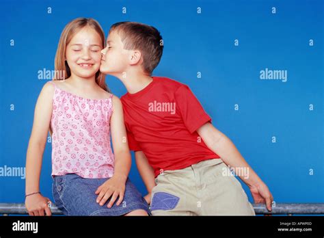 Chico Chica Beso En La Mejilla Fotografía De Stock Alamy