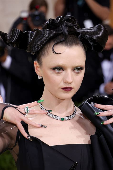 Maisie Williamss Bleached Brows Make An Appearance At The Met Gala