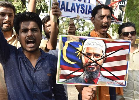 Dalam kesempatan yang sama, zakir naik juga membandingkan umat hindu di malaysia dengan muslim di india. Zakir Naik thanks Malaysia PM for not deporting him ...