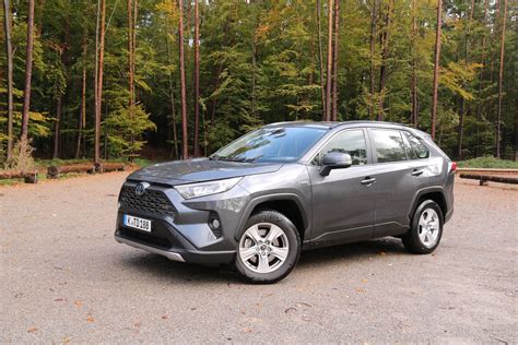 Continuing up the toyota suv hierarchy are the adventurous rav4 and rav4 hybrid, each offering smart solutions to improve every. Mit dem RAV4 Hybrid gelingt Toyota ein schwieriger Spagat ...