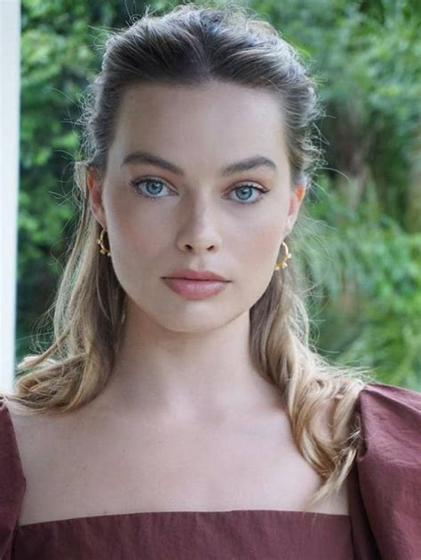 Margot Robbie And Vb Are Obsessed With This Japanese Beauty Brand Margot Robbie Hot Margot