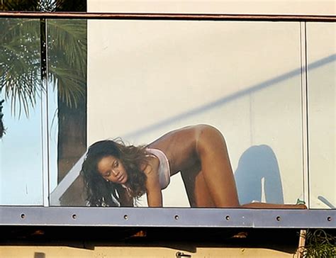 El Kiosko de las Vedettes Captan a Rihanna semidesnuda en sesión de fotos
