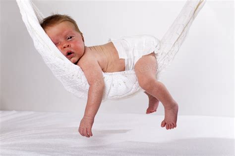 趴在吊床上的宝宝写真摄影高清格式图片下载熊猫办公
