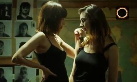 Video Malú Mayol Y Javiera Díaz De Valdés Protagonizan Escena Hot En Nuevo Clip De Los Tres