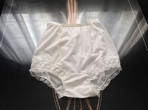 Adorable 1950s Kayser White Nylon And Lace Granny Panties~pillow Tab