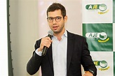 Lucas Diniz Abrão relata suas experiências profissionais em evento da AJE