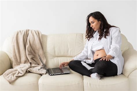 Mujer Embarazada Latina Con Ordenador Portátil Sentado En El Sofá En