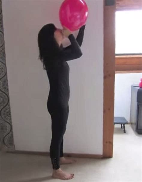 Pregnancy Time Lapse Video Shows Mother Inhaling Balloon As Baby Bump Grows Daily Mail Online