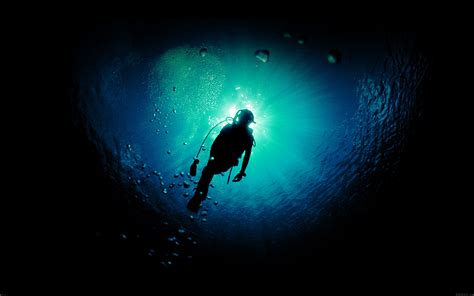Me22 Deep Blue Green Ocean Dive
