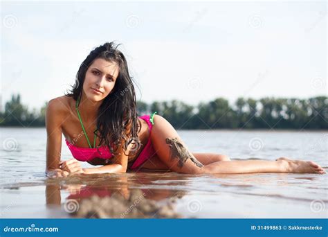 seksowna kobieta kłaść w wodzie w bikini obraz stock obraz złożonej z bikini kobieta 31499863