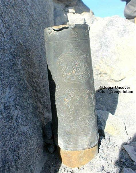 Rumus dan simbol yang berkaitan seringkali digunakan untuk menggambarkan hubungan antara berbagai faktor; Misteri simbol di Gunung Merapi, Tugu Jogja dan Keraton ...