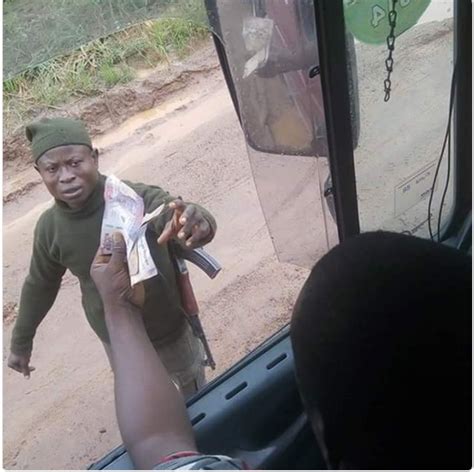 Nigerian Policeman Caught On Camera Collecting Bribe Photo Naira Naija News Nigeria