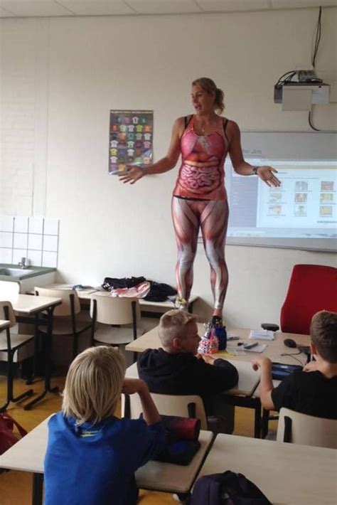 Teacher Gets Biology Class Attention By Stripping Profesor De